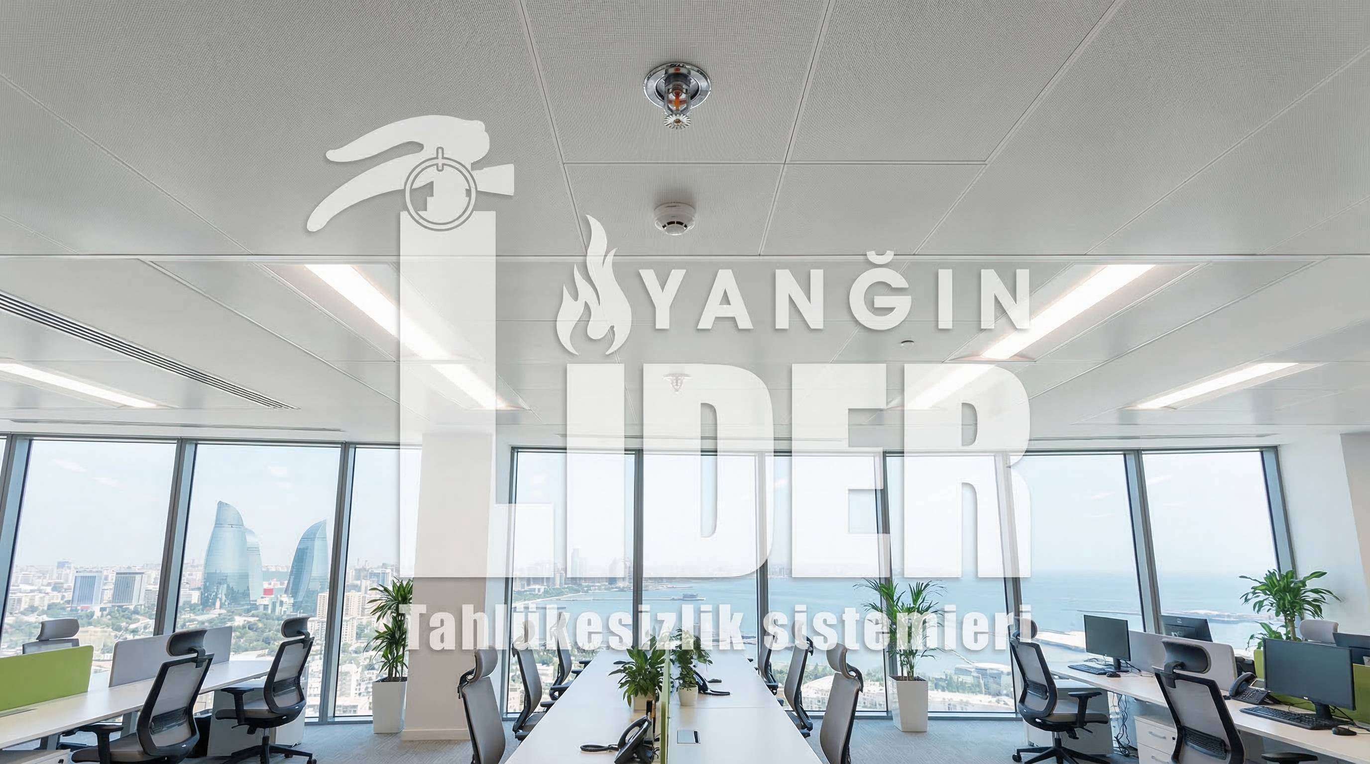 Ofis tavanında quraşdırılmış sprinkler sistemi — Bakı